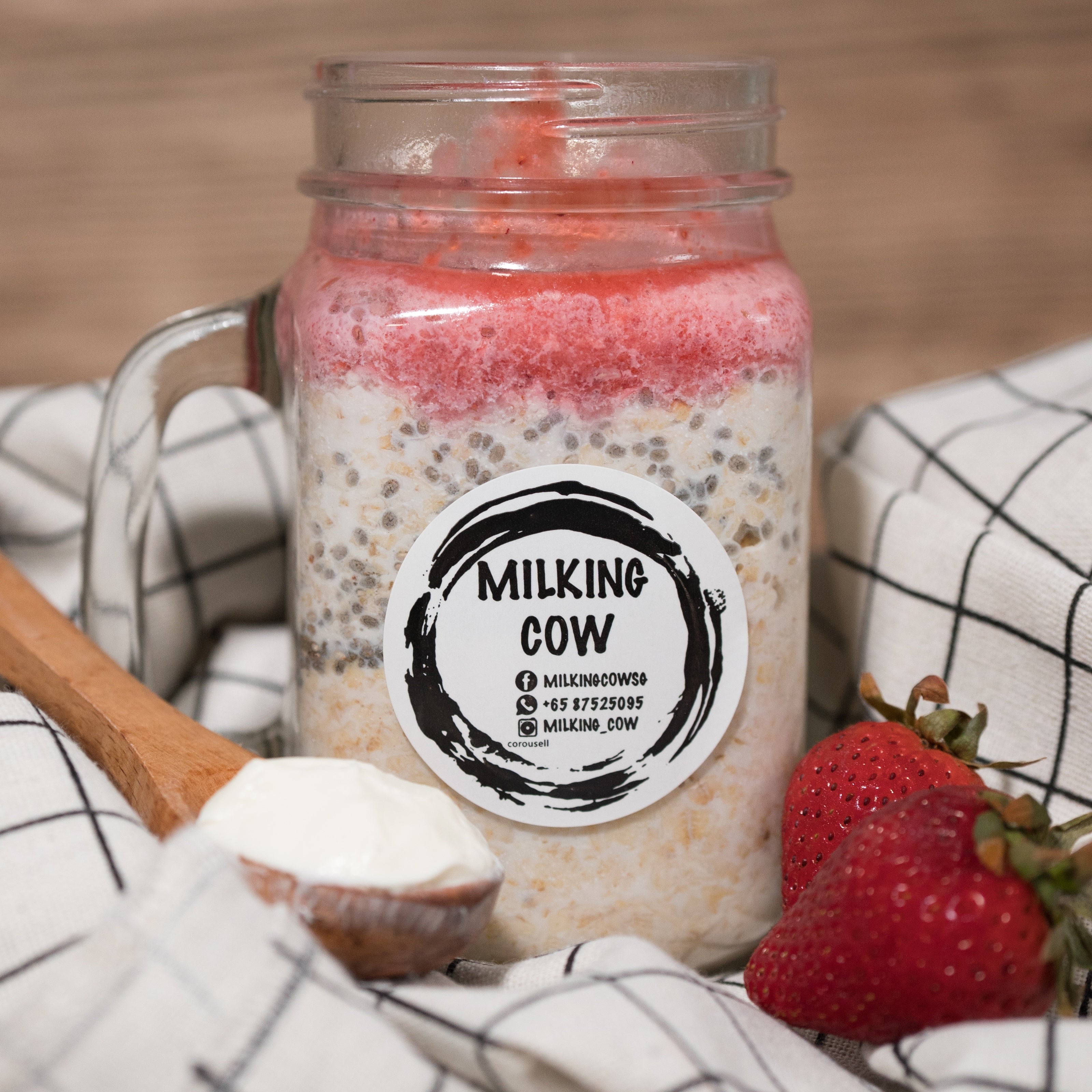 Strawberry Cheesecake Overnight Oats - milkingcowsg